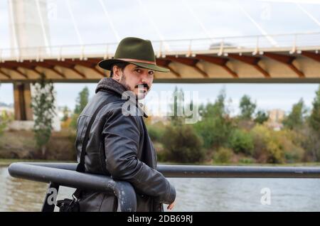 L'uomo con la giacca e il cappello in strada Foto Stock