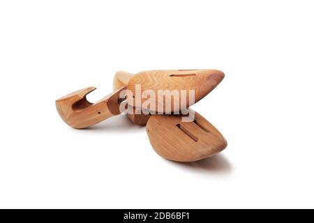 Un albero di scarpe fatto di cedro dalla società Woodlore isolato su uno sfondo bianco. Con tracciato di ritaglio Foto Stock