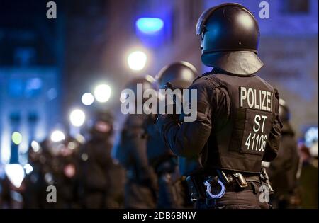 16 novembre 2020, Sassonia-Anhalt, Halle (Saale): La polizia si ferma tra un rally AFD e un controrallito. Il partito ha registrato un raduno sotto il motto 'Smettere la dittatura di Corona'. Foto: Hendrik Schmidt/dpa-Zentralbild/ZB Foto Stock