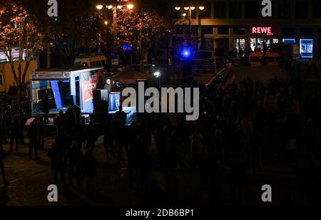 16 novembre 2020, Sassonia-Anhalt, Halle (Saale): I partecipanti ad una protesta di rally dell'AFD sotto il motto 'ferma la dittatura di Corona' nel centro di Halle/Saale. L'alleanza Halle contro la destra ha annunciato controrotazione. Ai raduni si applicano severe norme igieniche. Foto: Hendrik Schmidt/dpa-Zentralbild/ZB Foto Stock