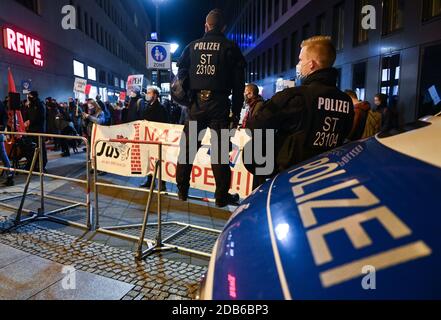 16 novembre 2020, Sassonia-Anhalt, Halle (Saale): La polizia osserva la contromondimostrazione di Halle contro la destra. I partecipanti protestano contro un rally dell'AFD. Il partito ha registrato un raduno sotto il motto 'Smettere la dittatura di Corona'. Ai raduni si applicano severe norme igieniche. Foto: Hendrik Schmidt/dpa-Zentralbild/ZB Foto Stock