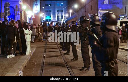 16 novembre 2020, Sassonia-Anhalt, Halle (Saale): Posizione della polizia tra un rally AFD e un controrallito (l). Il partito ha registrato un raduno sotto il motto 'Smettere la dittatura di Corona'. Foto: Hendrik Schmidt/dpa-Zentralbild/ZB Foto Stock