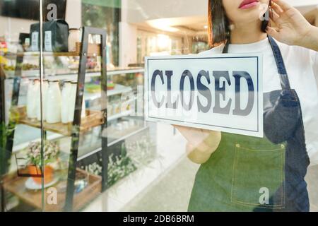 Barista che chiude la caffetteria Foto Stock