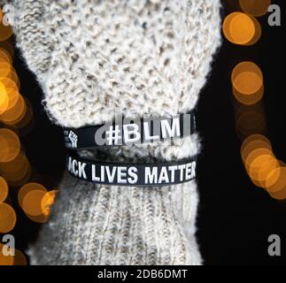 Black Lives Matter Movement braccialetti, sayitband in bianco e nero, concetto di fondo per l'antirazzismo Foto Stock