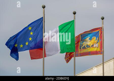 Venezia, Italia - 10 gennaio 2017: City Lion Bandiere italiane ed europee insieme a Venezia, Italia. Foto Stock