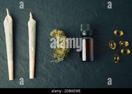 La cannabis gemma primo piano concetto di legalizzare e proprietà medicinali della canapa e del petrolio del cbd. Foto Stock