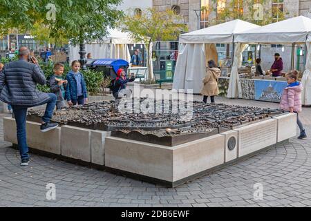 Zagabria, Croazia - 3 novembre 2019: Persone intorno al Grande Bronzo mappa rilievo 3d di Zagabria, Croazia. Foto Stock