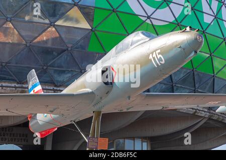 Belgrado, Serbia - 22 febbraio 2020: Velivoli militari davanti al Museo Aeronautico dell'aeroporto Nikola Tesla di Belgrado, Serbia. Foto Stock