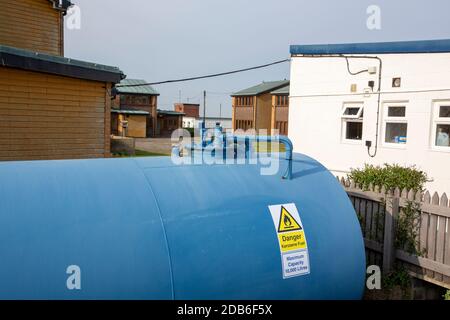 Una cisterna di cherosene presso la stazione di Lifeboat presso Surn Point, Riserva Naturale, sull'estuario di Humber, Yorkshire, Regno Unito. Foto Stock