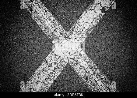 Linee sull'asfalto, dettaglio di linee di segnalazione su asfalto, informazioni e trasporto Foto Stock
