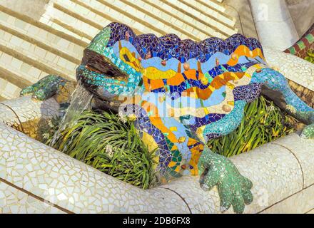 Mosaico drago iguana lucertola scultura al Parc Guell progettato da Antoni Gaudi situato sulla collina Carmel, Barcellona, Spagna. Foto Stock