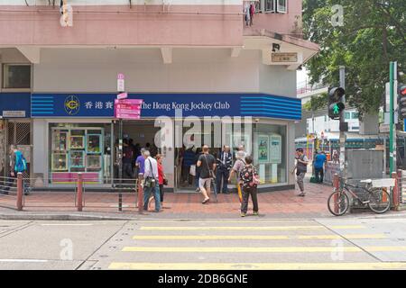 Hong Kong, Cina - 26 aprile 2017: Persone davanti al Jocley Club di Shanghai Street a Hong Kong, Cina. Foto Stock