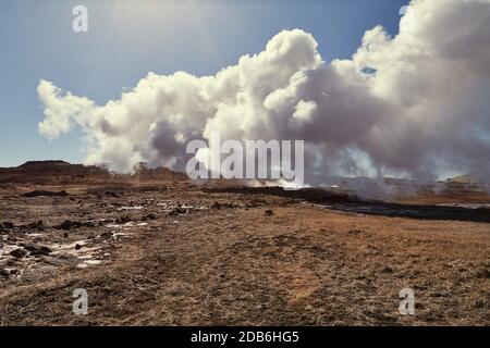 Centrale geotermica in Islanda attraverso la foschia di calore, Gunnuhver, Penisola di Reykjanes Foto Stock