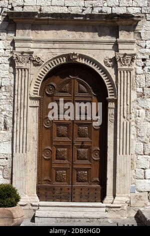 Residenziale in legno porta in Toscana. Foto Stock