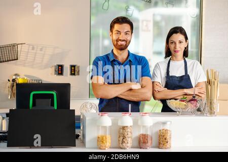 Sorridenti bariste di coffeeshop Foto Stock