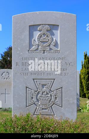 Tomba del luogotenente-colonnello Bertram Best-Dunkley (1890-1917), vincitore del VC inglese, presso il cimitero militare di Mendinghem a Poperinge, Belgio Foto Stock