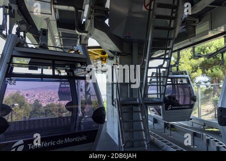 Cabina di funivia che porta dalla collina di Montjuic, Barcellona, Spagna Foto Stock