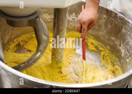 Preparazione del tipico panettone natalizio italiano Foto Stock