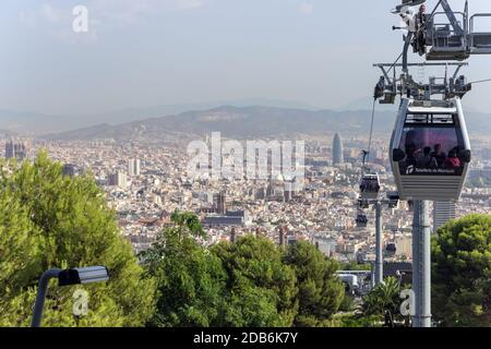 Funivia tra la costa e la collina di Montjuic, vista aerea della città di Barcellona, Spagna. Foto Stock