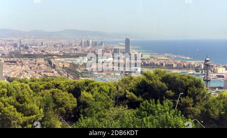 Funicolare con vista aerea della città di Barcellona dalla funivia di Montjuic, Barcellona, Catalogna, Spagna Foto Stock