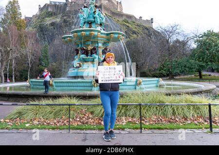 I residenti peruviani di Edimburgo hanno protestato su piccola scala a causa delle restrizioni COVID19 nel centro di Edimburgo a sostegno delle proteste a favore della democrazia e della corruzione in Perù. Foto Stock