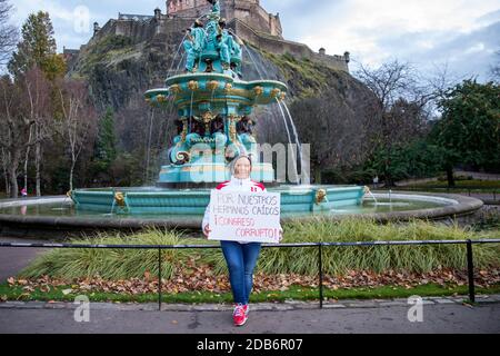 I residenti peruviani di Edimburgo hanno protestato su piccola scala a causa delle restrizioni COVID19 nel centro di Edimburgo a sostegno delle proteste a favore della democrazia e della corruzione in Perù. Foto Stock