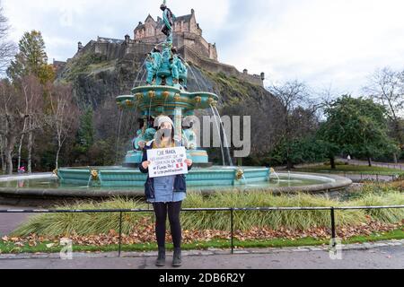 I residenti peruviani di Edimburgo hanno protestato su piccola scala a causa delle restrizioni COVID19 nel centro di Edimburgo a sostegno delle proteste a favore della democrazia e della corruzione in Perù. Foto Stock