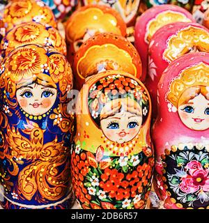 Coloratissime bambole russe da Nesting Matreshka al mercato. Le bambole Matrioshka Babushka Nesting sono i souvenir più popolari della Russia Foto Stock