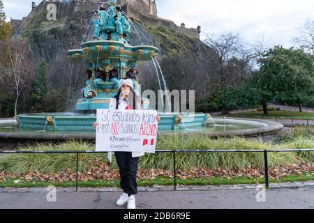 I residenti peruviani di Edimburgo hanno protestato su piccola scala a causa delle restrizioni COVID19 nel centro di Edimburgo a sostegno delle proteste a favore della democrazia e della corruzione in Perù. Foto Stock
