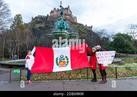 I residenti peruviani di Edimburgo hanno protestato su piccola scala a causa delle restrizioni COVID19 nel centro di Edimburgo a sostegno delle proteste a favore della democrazia e della corruzione in Perù. Foto Stock