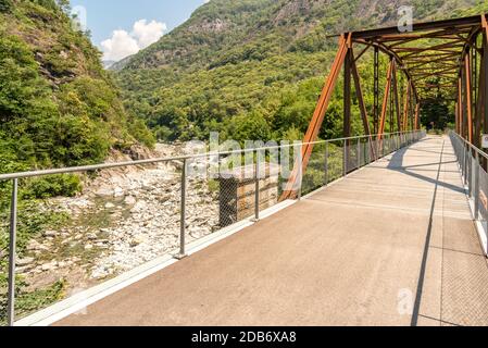 Ponte della Vallemaggia, la più lunga valle alpina del Canton Ticino in Svizzera Foto Stock