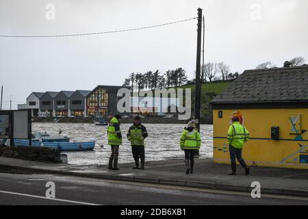 Mentre la regione di Munster si prepara per l'avvertimento giallo, West Cork città; Bantry è sul rischio elevato di inondazioni maree Foto Stock