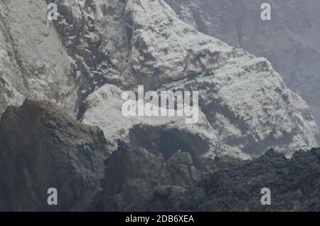 Scogliere di mare ricoperte di guano, escrementi di mare. Las Cuevas. Regione di Arica y Parinacota. Cile. Foto Stock