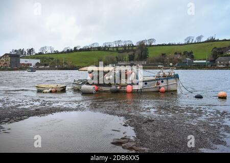 Mentre la regione di Munster si prepara per l'avvertimento giallo, West Cork città; Bantry è sul rischio elevato di inondazioni maree Foto Stock