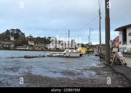 Mentre la regione di Munster si prepara per l'avvertimento giallo, West Cork città; Bantry è sul rischio elevato di inondazioni maree Foto Stock