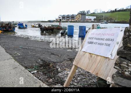 Mentre la regione di Munster si prepara per l'avvertimento giallo, West Cork città; Bantry è sul rischio elevato di inondazioni maree Foto Stock