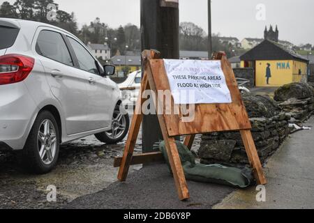 Mentre la regione di Munster si prepara per l'avvertimento giallo, West Cork città; Bantry è sul rischio elevato di inondazioni maree Foto Stock