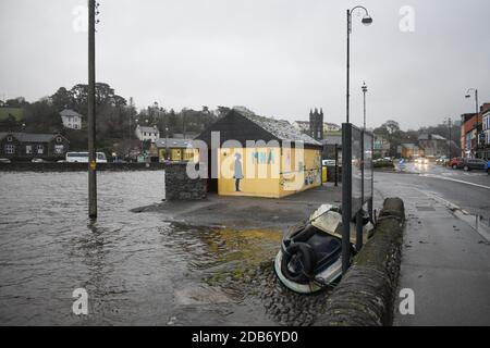 Mentre la regione di Munster si prepara per l'avvertimento giallo, West Cork città; Bantry è sul rischio elevato di inondazioni maree Foto Stock