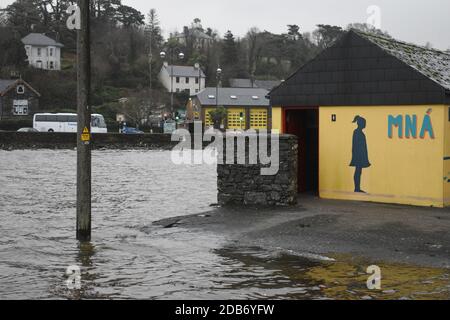 Mentre la regione di Munster si prepara per l'avvertimento giallo, West Cork città; Bantry è sul rischio elevato di inondazioni maree Foto Stock