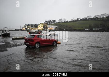 Mentre la regione di Munster si prepara per l'avvertimento giallo, West Cork città; Bantry è sul rischio elevato di inondazioni maree Foto Stock