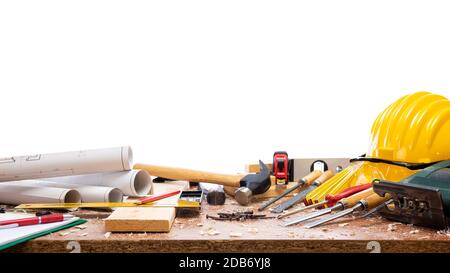 Primo piano. Banco da lavoro per falegname con utensili per la lavorazione del legno. Industria edile. Isolato su sfondo bianco. Foto Stock