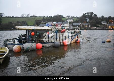 Mentre la regione di Munster si prepara per l'avvertimento giallo, West Cork città; Bantry è sul rischio elevato di inondazioni maree Foto Stock