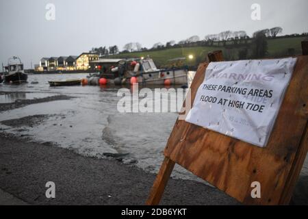 Mentre la regione di Munster si prepara per l'avvertimento giallo, West Cork città; Bantry è sul rischio elevato di inondazioni maree Foto Stock