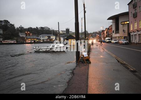 Mentre la regione di Munster si prepara per l'avvertimento giallo, West Cork città; Bantry è sul rischio elevato di inondazioni maree Foto Stock