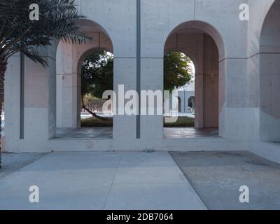 Architettura design di un vecchio edificio arabo (Medio Oriente) - Museo Qasr al Hosn, uno degli edifici più antichi di Abu Dhabi, Emirati Arabi Uniti Foto Stock