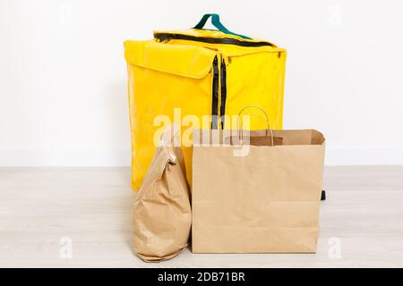 Corriere con sacchetto termico a casa del cliente. Servizio di consegna cibo Foto Stock