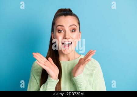 Primo piano ritratto di lei bella bella bella bella bella allegra cheery stupito felice marrone-capelli ragazza reazione sconto vendita isolato sopra Foto Stock