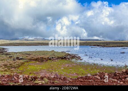 Panorama di bellissimo paesaggio, Parco Nazionale delle Montagne etiopi di Bale. Etiopia natura selvaggia pura. Di fronte piccolo lago di montagna. Foto Stock