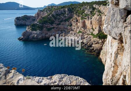 Punta Giglio nel Mar Mediterraneo della Sardegna, punto estremo del Parco Naturale di Porto Conte in una giornata estiva del suny Foto Stock