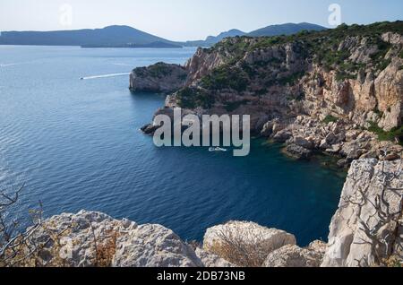 Punta Giglio nel Mar Mediterraneo della Sardegna, punto estremo del Parco Naturale di Porto Conte in una giornata estiva del suny Foto Stock